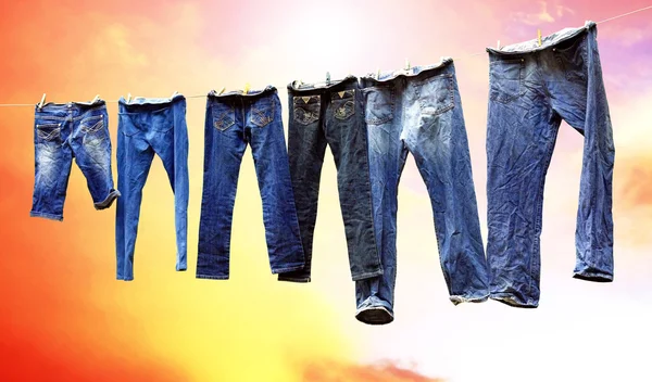 乾燥に物干しにジーンズ — ストック写真