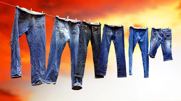 Jeans på ett klädstreck att torka — Stockfoto