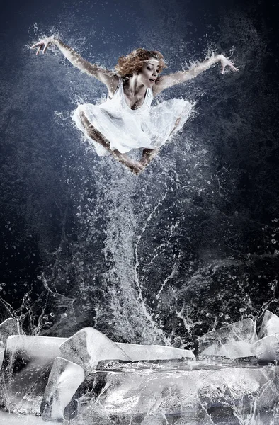 Salto de bailarina na piscina de gelo em torno de salpicos de água — Fotografia de Stock
