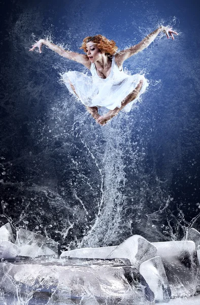 Salto de bailarina en la piscina de baile sobre hielo alrededor de salpicaduras de agua —  Fotos de Stock