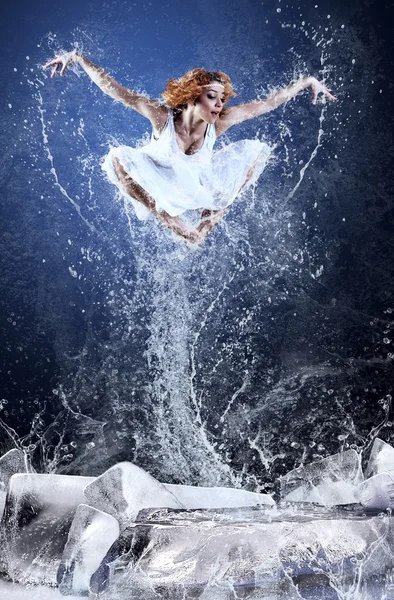 Salto de bailarina en la piscina de baile sobre hielo alrededor de salpicaduras de agua —  Fotos de Stock