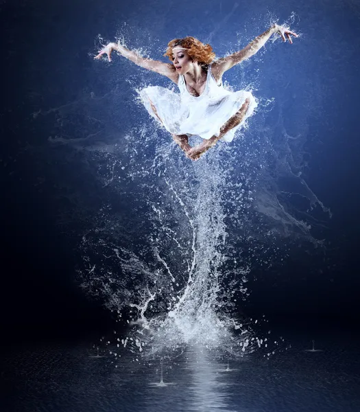 Dancers jump from water with splashes and drops — Stock Photo, Image