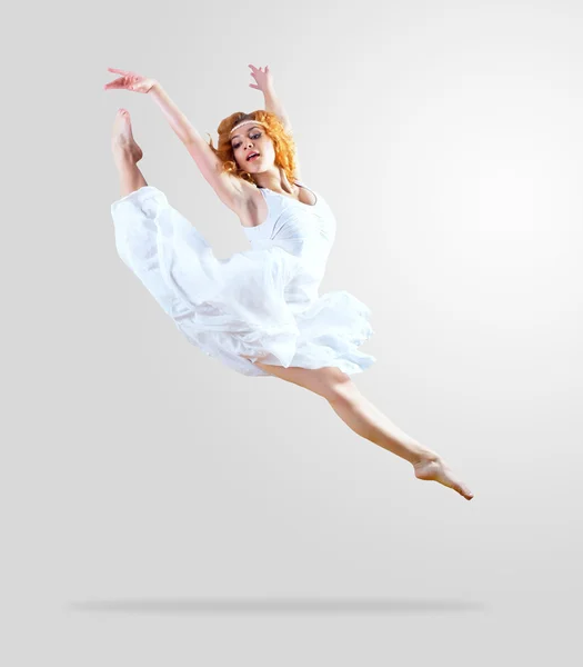 Tänzerin springt auf Hintergrund posierend — Stockfoto