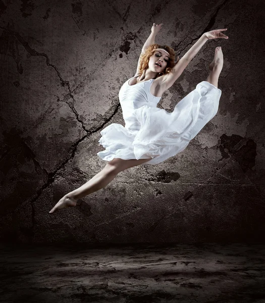 Tänzerin springt auf Hintergrund posierend — Stockfoto