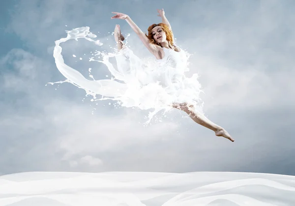 ミルクのドレスでバレリーナをジャンプします。 — ストック写真