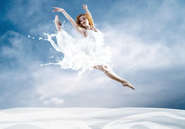 与牛奶的礼服跳的芭蕾舞女演员 — 图库照片