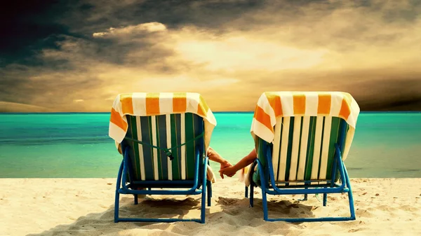 Plaj rahatlatıcı bir şezlong üzerinde bir çift arka görüş — Stok fotoğraf