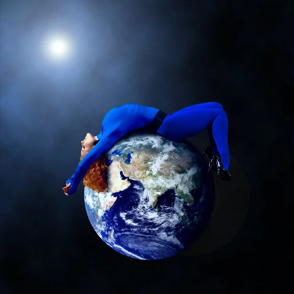 Vrouw in blauwe slapen op de planeet in de ruimte. — Stockfoto