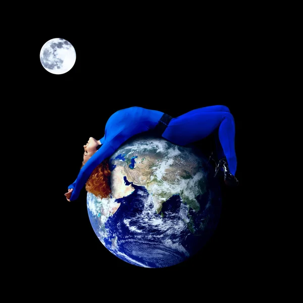 Vrouw in blauwe slapen op de planeet in de ruimte. — Stockfoto