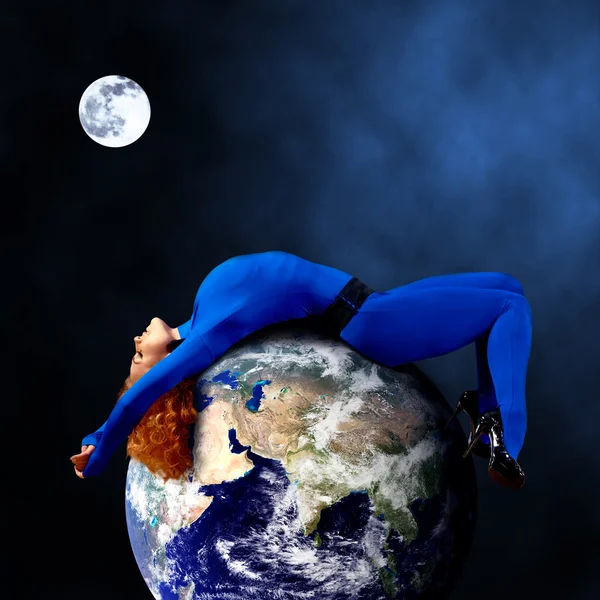 蓝色睡在太空中的星球上的女人. — 图库照片