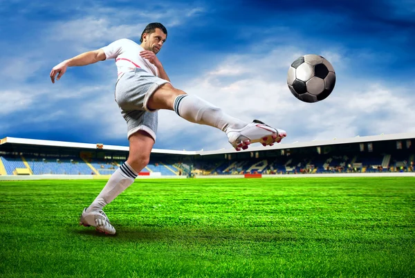 Felicidad jugador de fútbol después de gol en el campo de ingenio del estadio — Foto de Stock