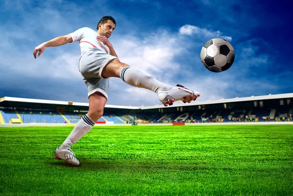 Счастье футболист за голом на поле стадиона остроумие — стоковое фото