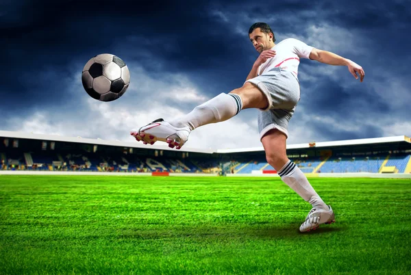 Lycka fotbollsspelare efter mål på området för stadium wit — Stockfoto