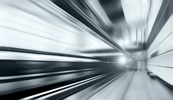 Поїзд на швидкості на залізничному вокзалі — стокове фото