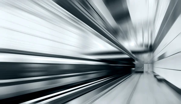 Comboio em velocidade na estação ferroviária — Fotografia de Stock