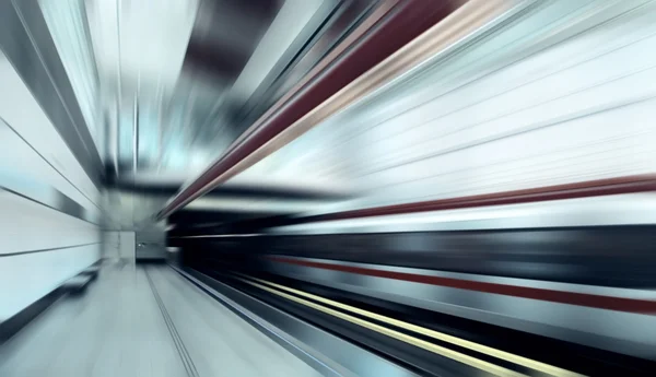 Trainen op snelheid in treinstation — Stockfoto