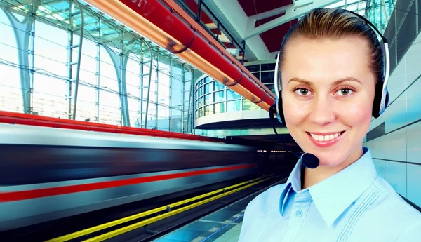 Las mujeres de negocios y tren en la velocidad en la estación de tren —  Fotos de Stock