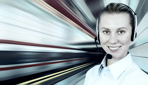 Las mujeres de negocios y tren en la velocidad en la estación de tren —  Fotos de Stock