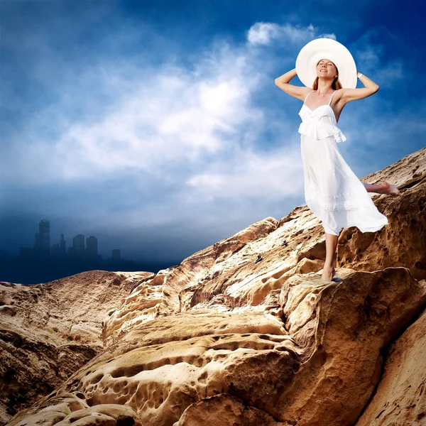 Mauntain bulutlu gökyüzü altında beyaz güzel bir kız — Stok fotoğraf