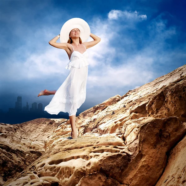 Krásná dívka v bílém na mauntain pod oblohu s mraky — Stock fotografie