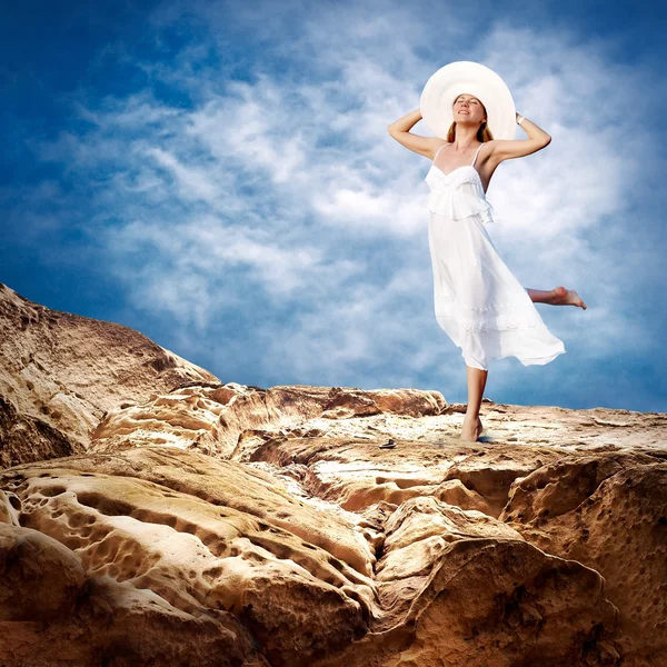 Όμορφο κορίτσι σε λευκό χρώμα πάνω η mauntain κάτω από τον ουρανό με τα σύννεφα — Φωτογραφία Αρχείου