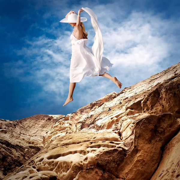 Beautiful girl in White on the mauntain under sky with clouds — Stock Photo, Image