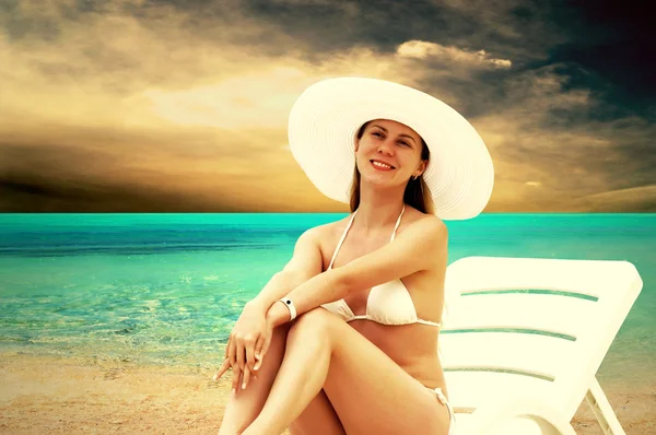 Jonge mooie vrouwen op het zonnige tropisch strand in witte bikin — Stockfoto