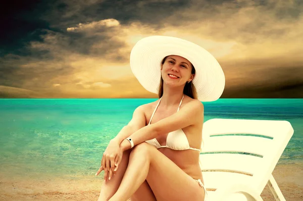 Jovens mulheres bonitas na praia tropical ensolarada em bikin branco — Fotografia de Stock