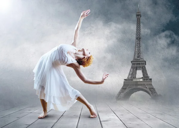 Vrouw danser zitplaatsen die zich voordeed op de achtergrond van de eifel tower — Stockfoto