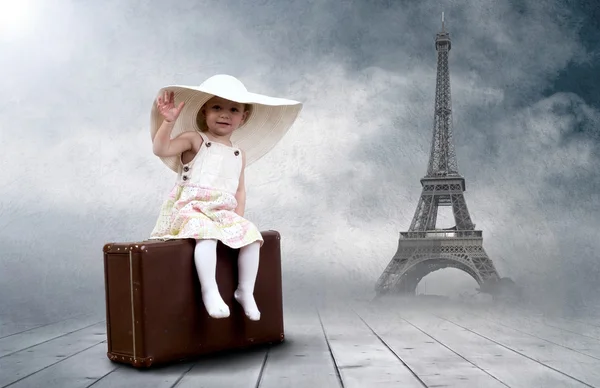 Little girl sitting outdoors on the vintage baggage — Stock Photo, Image