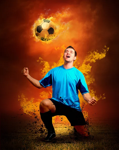 Футболист в огне пламени на открытом поле — стоковое фото