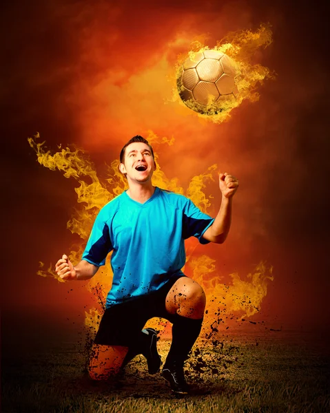Piłkarz w pożary płomień na polu na zewnątrz — Zdjęcie stockowe