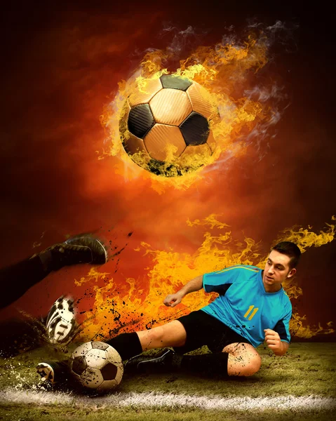 Fotbollsspelare i bränder eld på fältet utomhus — Stockfoto