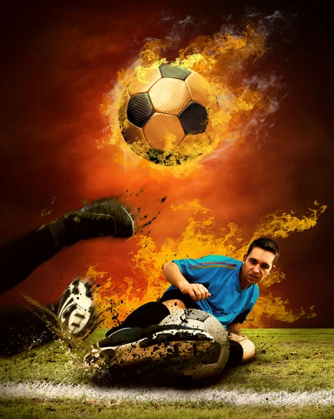 Jugador de fútbol en llamas de fuego en el campo al aire libre —  Fotos de Stock