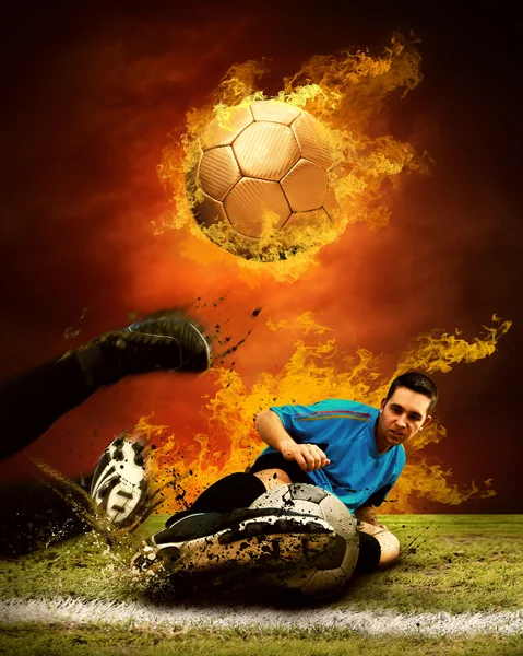 Футболист в огне пламени на открытом поле — стоковое фото