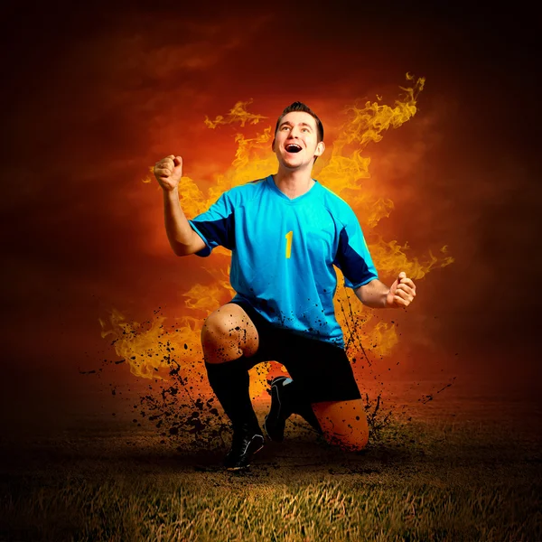 आउटडोर फील्ड पर आग की लौ में फुटबॉल खिलाड़ी — स्टॉक फ़ोटो, इमेज