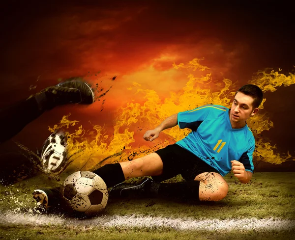 Футболіст у вогні полум'я на відкритому повітрі — стокове фото