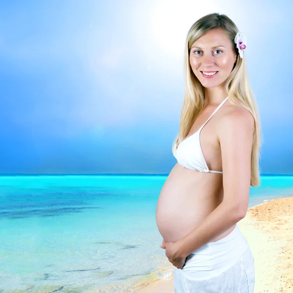 Szczęście kobiety w ciąży w biały słoneczny tropikalny Poseidon — Zdjęcie stockowe