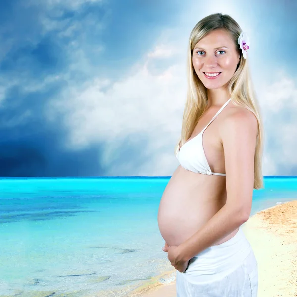 Happiness pregnant women in the white on the sunny tropical beac — Stock Photo, Image