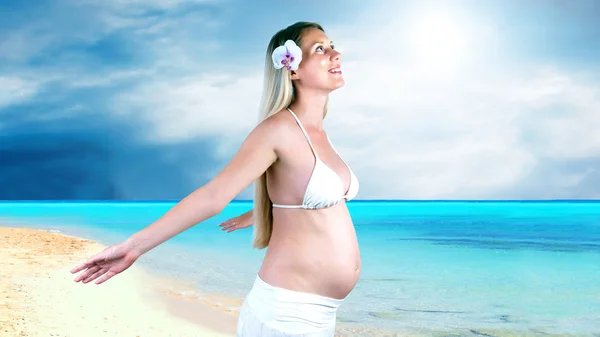 Štěstí těhotné ženy v bílém na slunném tropické beac — Stock fotografie