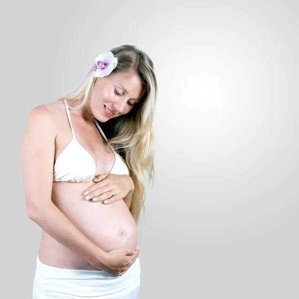 白い幸せ妊娠中の女性 — ストック写真