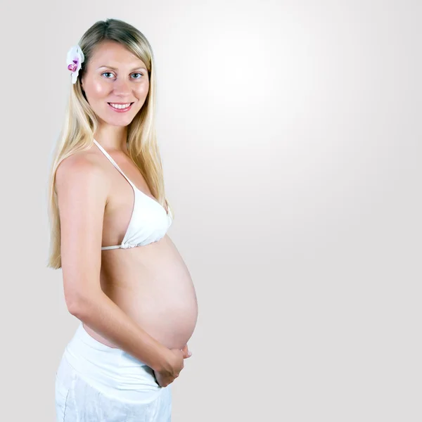 La felicidad las mujeres embarazadas en blanco —  Fotos de Stock