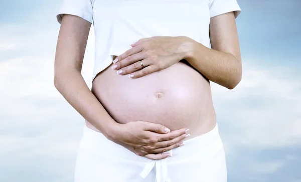 Mutluluk hamile kadınlar beyaz — Stok fotoğraf
