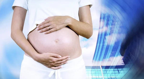 Geluk zwangere vrouwen in het wit — Stockfoto