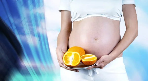 Щастя вагітних жінок в білому з апельсином — стокове фото