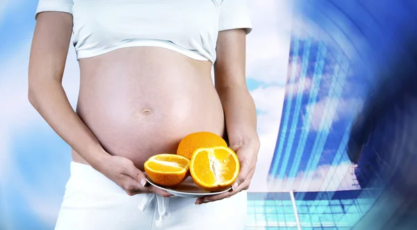 オレンジと白で幸せ妊娠中の女性 — ストック写真