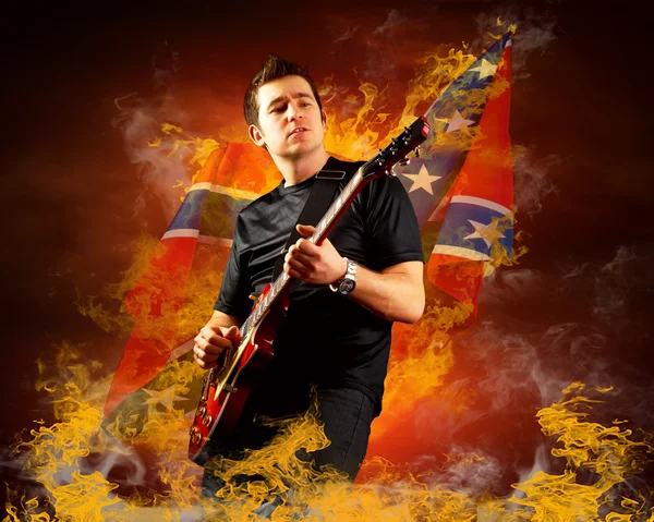 Rock chitarrista suonare la chitarra elettrica intorno fuoco fiamme — Foto Stock