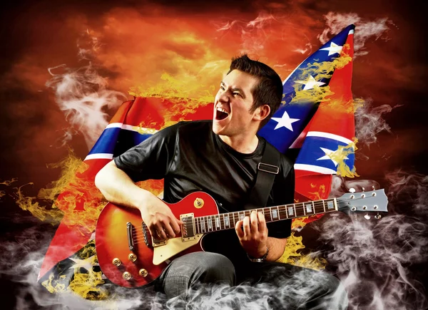 Rock gitarist te spelen op de elektrische gitaar rond brand vlammen — Stockfoto