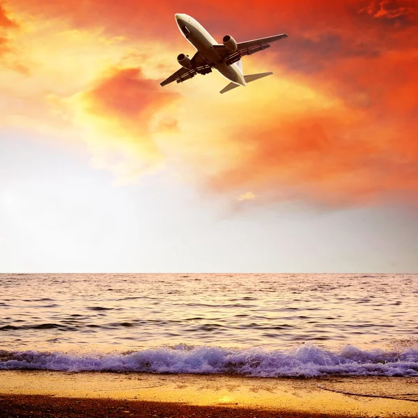 Bellissimo paesaggio naturale marino sul cielo alba con aeroplano — Foto Stock