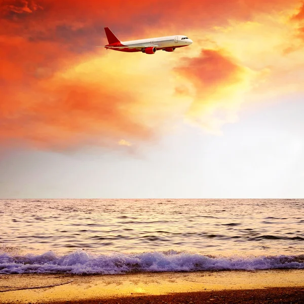 Hermoso paisaje de naturaleza marina en el cielo del amanecer con avión — Foto de Stock
